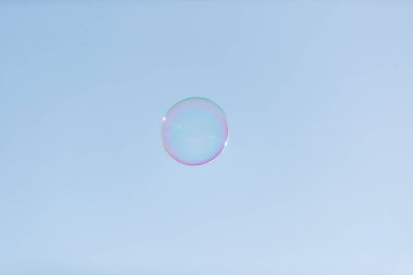 sabun köpükleri mavi gökyüzü arka planında