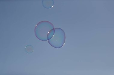 sabun köpükleri mavi gökyüzü arka planında