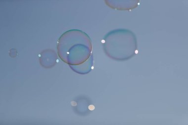 sabun köpükleri mavi gökyüzü arka planında