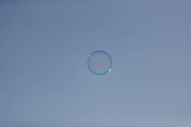 sabun köpükleri mavi gökyüzüne karşı