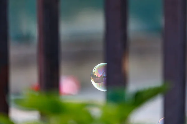 Мыльные Пузыри Размытом Фоне Железными Прутьями — стоковое фото