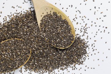 Beyaz arkaplandaki chia tohumlarının üst görünümü