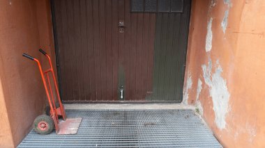 Evin sokağında paslı bir el arabası.