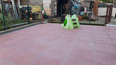 Bahçede küçük bir ev.