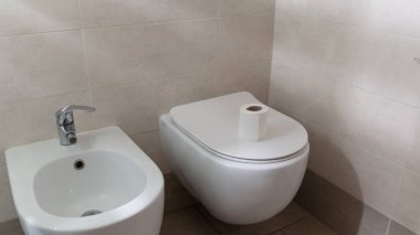 Modern bir tuvalette modern bir klozet