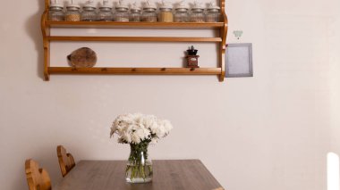 Tahta masadaki vazo çiçekleri kapatın.