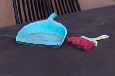 Masada mavi faraş ve kırmızı fırça.