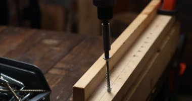 Gümüş ve Koyu vidaların yakın çekimi Fastening Light Tahta Planks