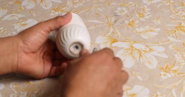 Akıllı Silindirik Aygıttaki Beyaz Düğmeye Yaklaş