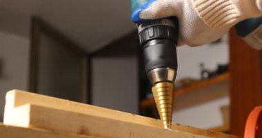 Bir Matkap Ucunun Yakın Çekimi Bir Ahşap Parçasında Delik Açmak.