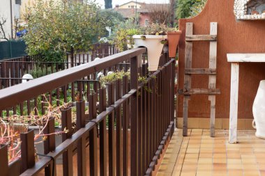 Konut balkonu, teras, ahşap korkuluk, küçük merdiven, teras döşemeleri, açık hava bahçesi.