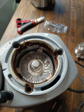 Kirli ve paslı bir metal öğütücü.