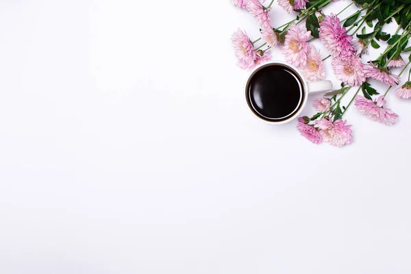 Bloemen Samenstelling Rand Van Koffiebeker Met Roze Chrysant Witte Achtergrond — Stockfoto