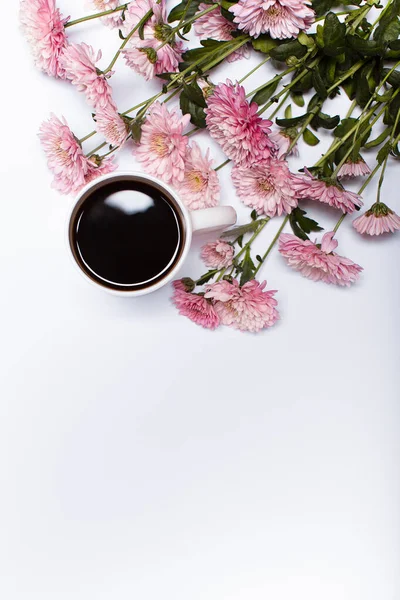 Bloemen Samenstelling Rand Van Koffiebeker Met Roze Chrysant Witte Achtergrond — Stockfoto