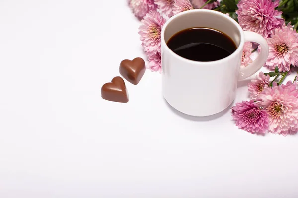 Bloemen Samenstelling Close Van Koffiekopje Bloemen Snoep Witte Achtergrond Bovenaanzicht — Stockfoto