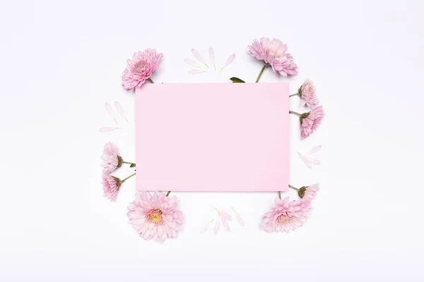 Bloemen Samenstelling Roze Pastel Papier Leeg Roze Bloemen Witte Achtergrond — Stockfoto
