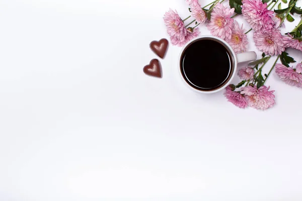 Gezellige Bloemsamenstelling Koffiekopje Met Chrysant Hartzoetigheid Witte Achtergrond Vlakke Lay — Stockfoto