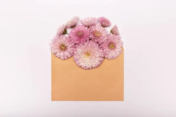 Open Mail Enveloppe Met Roze Bloemen Cwhite Achtergrond Plat Lay — Stockfoto