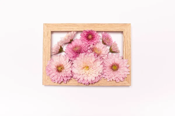Creatieve Lay Out Bloemen Houten Frame Voorjaar Minimaal Concept Bloemen — Stockfoto