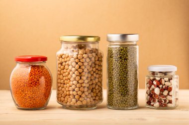 Cam kavanozlarda farklı baklagiller, kiler mutfağında depolama, eko alışverişi, sıfır atık depolama konsepti