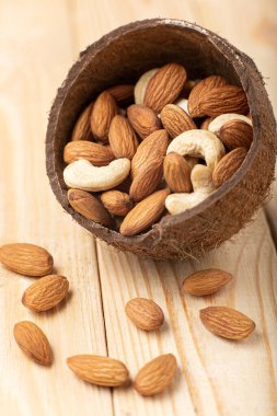 Kırsal ahşap arka planda fındıkları karıştır. Kaju fıstığı, badem yakın. Sağlıklı yemek ve atıştırmalık.