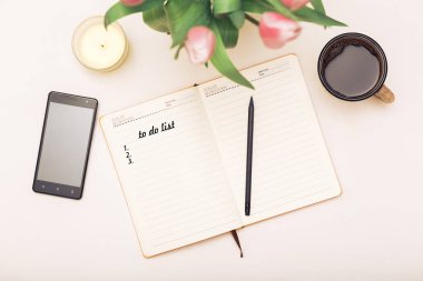 Defterde listelenecek kızlar, kadın işyeri. Kahve fincanı, telefon, çalışma alanı kavramı.