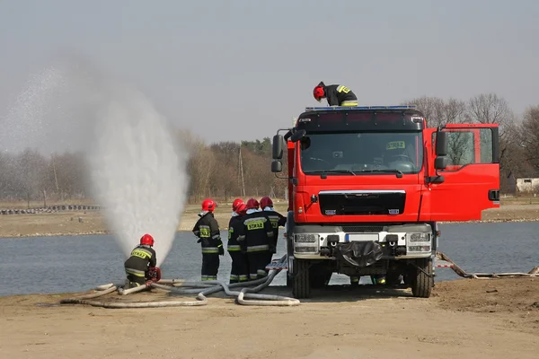 Brigada de bomberos durante el ejercicio . — Foto de Stock