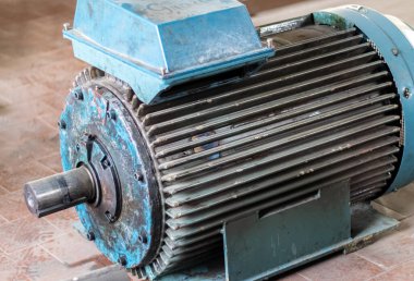 Endüstri. Kemer makarası olmayan hasarlı yüksek güçlü bir elektrikli motor..