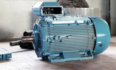 Endüstri. Kemer makara olmadan yüksek güçlü elektrikli motor. Yan görüş. Yakın plan..