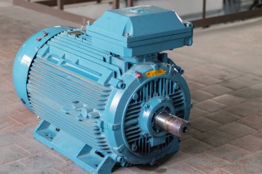 Endüstri. Kemer makara olmadan yüksek güçlü elektrikli motor. Üç çeyrek görünüm.