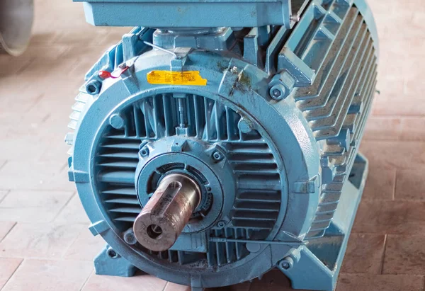 Endüstri. Kemer makara olmadan yüksek güçlü elektrikli motor. Yakın plan..