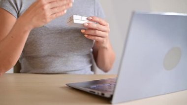 Yüzü olmayan kadın online video bağlantısı üzerinden hediye kutusu gösteriyor. İnternette mücevher paketleme mağazası