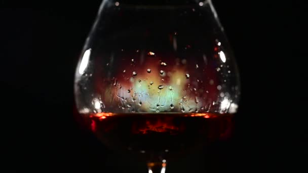Κοντινό πλάνο από ποτήρια μπράντι στο φόντο του τζακιού — Αρχείο Βίντεο