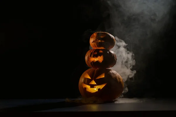 En bild av en pyramid gjord av glödande i mörk jack o lykta för halloween — Stockfoto