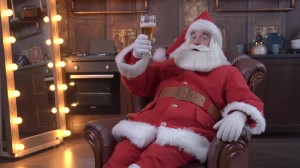 A Mikulás gratulál a karácsonyhoz és iszik egy pohár sört. — Stock videók