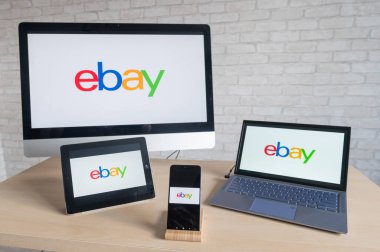 Novosibirsk, Rusya 05 Mayıs 2020: ebay logosu cihaz ekranlarında