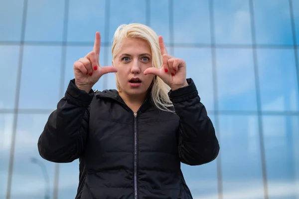 Емоційна глуха і тупа жінка говорить жестовою мовою на відкритому повітрі . — стокове фото