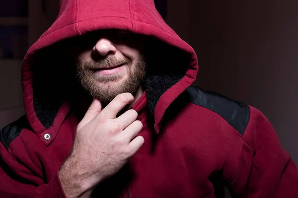 Uomo barbuto sospetto in un cappuccio al buio — Foto Stock