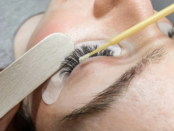 眼睫毛伸展摘除程序的特写。一个女人在美容院的画像 — 图库照片