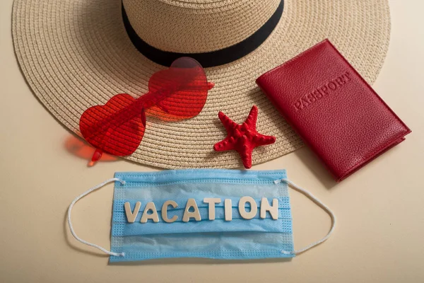 头戴太阳镜,头戴海星护照,头戴口罩,口罩上印有假期字样.Coronavirus传播期间的旅行概念 — 图库照片