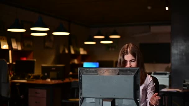 Crisis nerviosa en el trabajo. Mujer de negocios se asusta y rompe la computadora en la oficina — Vídeo de stock