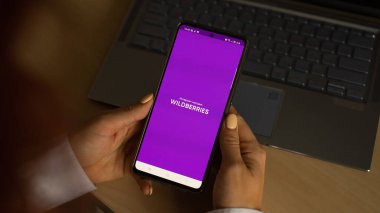 18 Ekim 2020 Rusya, Novosibirsk: Bir kadın telefonunda Wildberry uygulamasını kullanıyor. Çevrimiçi alışveriş kavramı