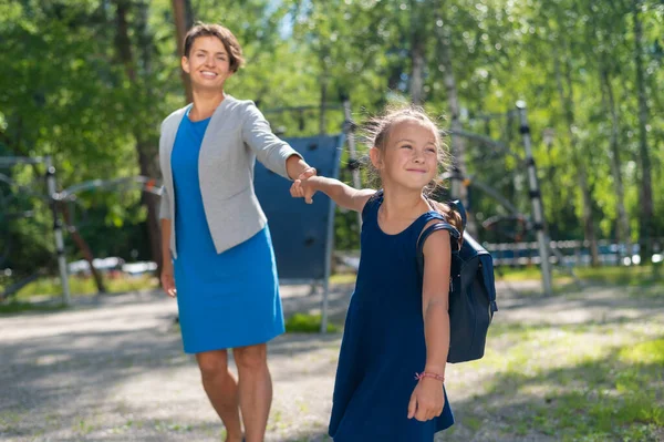 Neposlušná dcera táhne svou matku za ruku — Stock fotografie
