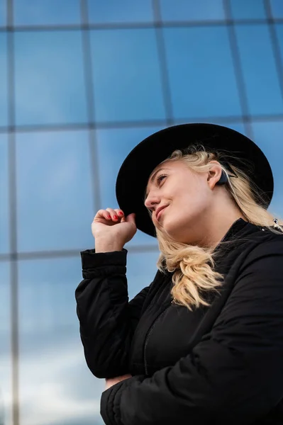 Retrato de una mujer rubia con audífono —  Fotos de Stock