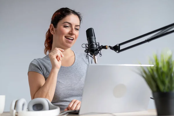 Eine charmante Radiomoderatorin überträgt live auf einem Laptop. Online-Radiokonzept — Stockfoto