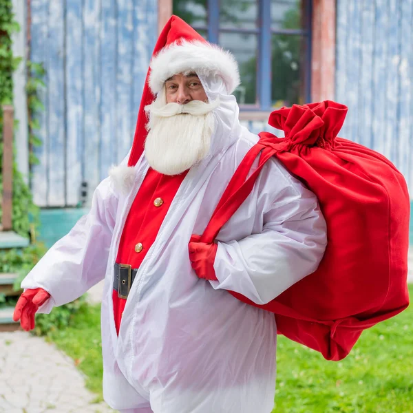 Święty Mikołaj w kombinezonie ochronnym podczas koronawirusu na świeżym powietrzu — Zdjęcie stockowe