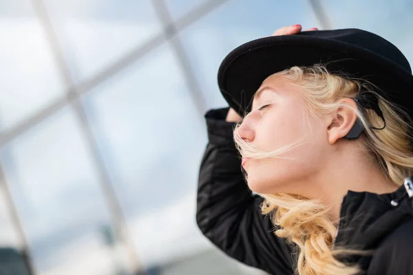 Porträt einer blonden Frau mit Hörgerät — Stockfoto