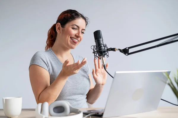 Egy bájos női rádiós műsorvezető élőben közvetít egy laptopon. Online rádiókoncepció — Stock Fotó