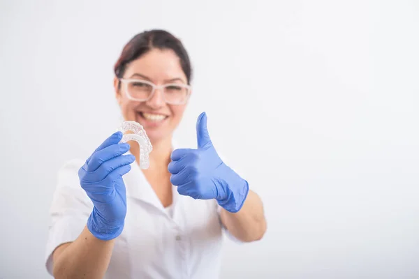 Ortodontisten håller i de löstagbara transparenta fjädertallrikarna — Stockfoto