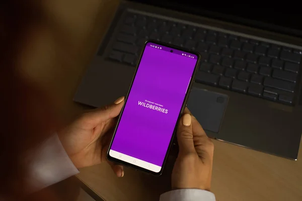 18 de octubre de 2020 Rusia, Novosibirsk: Una mujer usa la aplicación Wildberry en su teléfono. Concepto de compras online — Foto de Stock